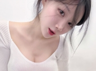 小璃 161 46 E 24歲  骨感纖細系 爆乳反差感很狠 靠近就很誘人